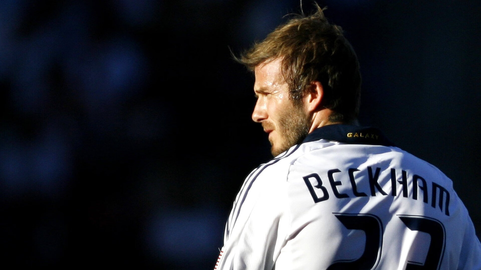 世界杯决赛：梅西捧杯后转圈亲吻草皮 这一幕被定格为经典海报